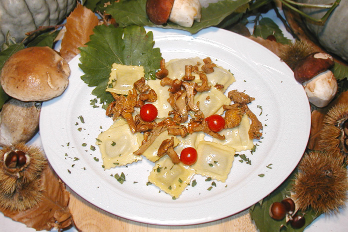 Ravioli di funghi porcini saltati ai finferli