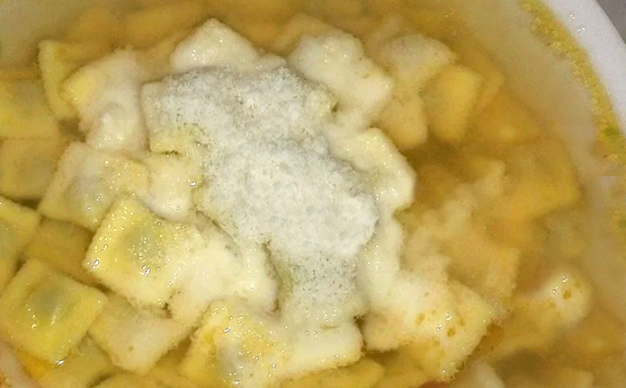 Ravioli di magro in brodo